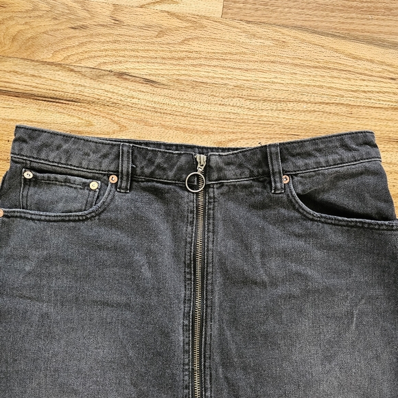 We The Free (Free People) Size 31 Black Denim Mini Skirt Zip Front Revolve - Picture 3 of 7